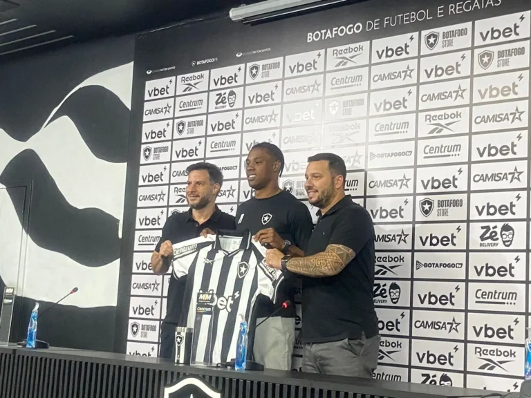 Kaio Pantaleão é apresentado pelo Botafogo: "Prazer em vestir a camisa do Glorioso"