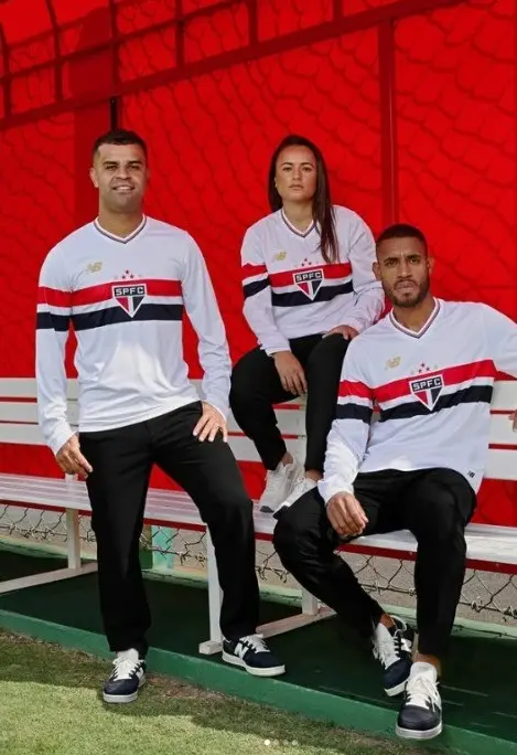 São Paulo Apresenta Camisas de Manga Longa em Celebração ao Mundial de 2005: Confira as Fotos