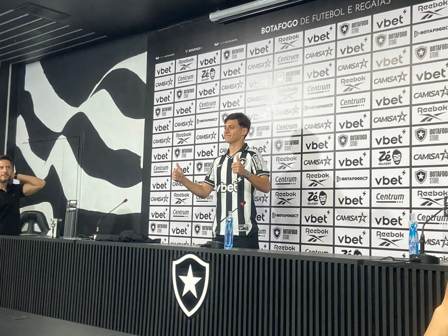 Montoro revela inspiração em Almada e se autodefine no Botafogo: "Falso ponta"