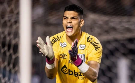 Santos: Sem Léo Jardim, clube espera por Gabriel Brazão e analisa goleiro.