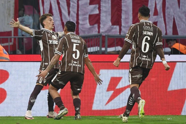 Platense conquista o Campeonato Argentino após vitória sobre o Huracán