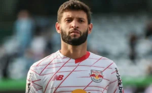 Juninho Capixaba analisa Léo Ortiz, do Flamengo, e tece elogios ao zagueiro: “Muito diferente”
