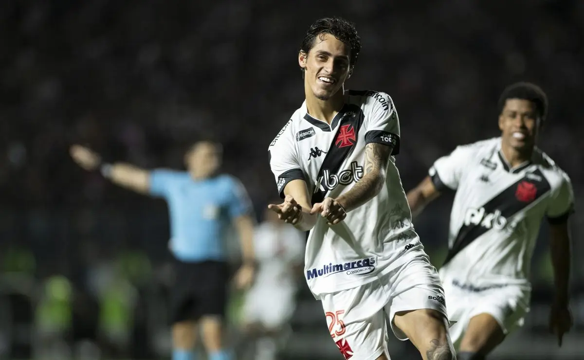Marlon Gomes visita o CT do Vasco e manifesta vontade de voltar.