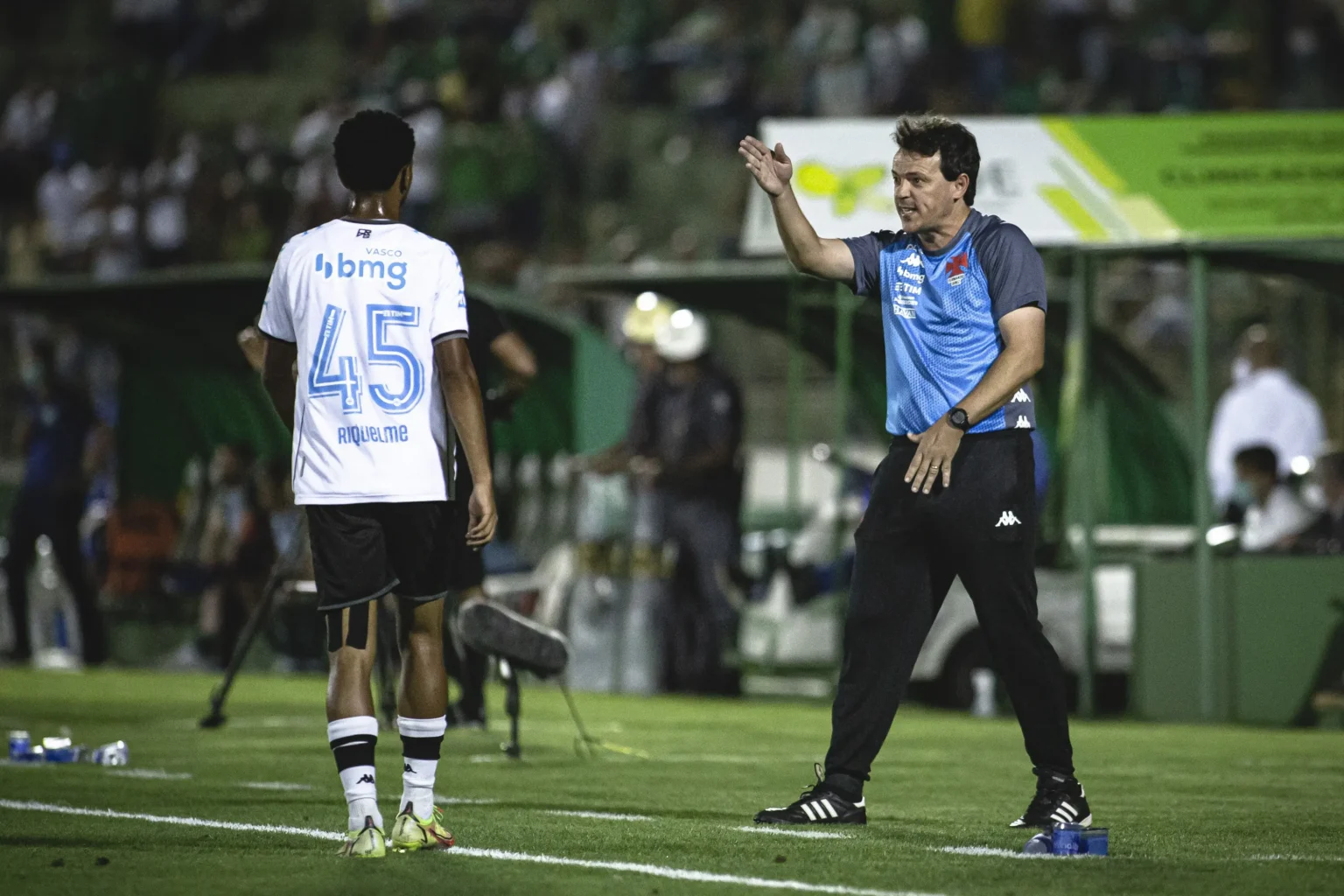 Riquelme Retorna aos Treinos do Vasco sob Observação de Diniz
