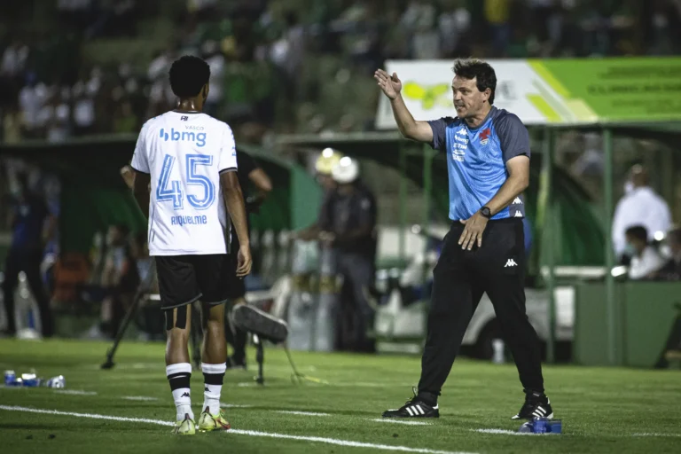 Riquelme Retorna aos Treinos do Vasco sob Observação de Diniz