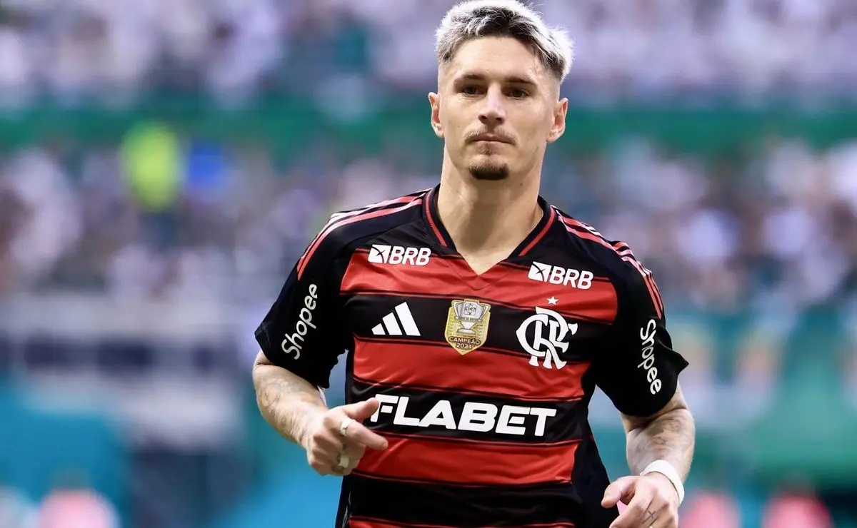 Venê Casagrande detalha negociação de renovação de Varela com o Flamengo e expõe obstáculo com o agente.