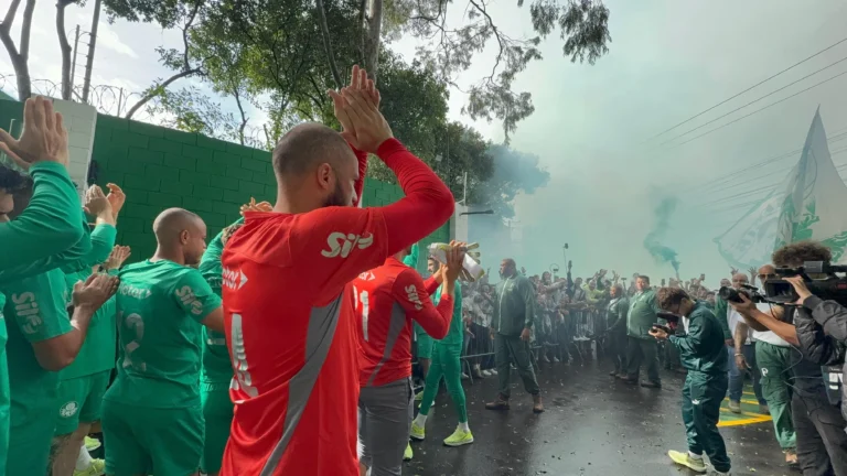 Festa da torcida palmeirense em frente ao CT antes da viagem para a Copa de Clubes: veja o vídeo