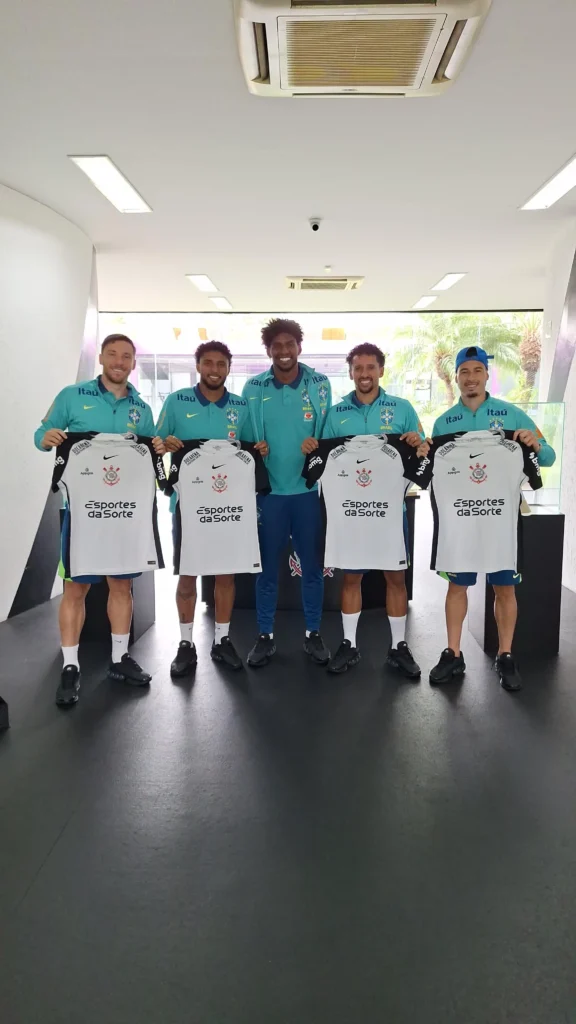 Hugo Souza homenageia atletas da Seleção Brasileira com passagem pelo Corinthians.