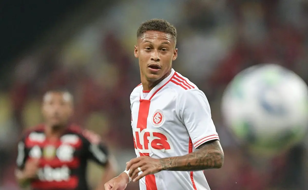 Internacional Confia em Vitinho, mas Futuro Depende de Regra da FIFA
