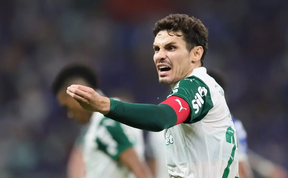 Críticas a Raphael Veiga em Cruzeiro x Palmeiras: Torcida questiona escalação com Abel Ferreira