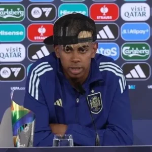 Ídolo do Real Madrid critica Yamal por usar boné em coletiva: "Não estamos em Ibiza"
