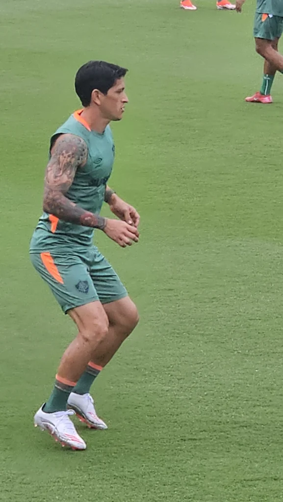 Cano exibe boa forma em retorno aos treinos do Fluminense