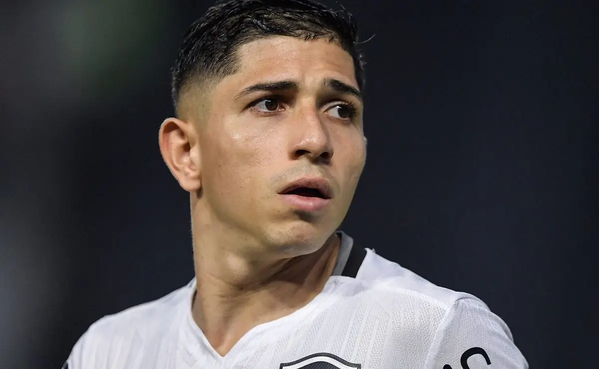 Botafogo Almeja Surpreender no Super Mundial com Savarino, Alex Telles e Arthur Cabral