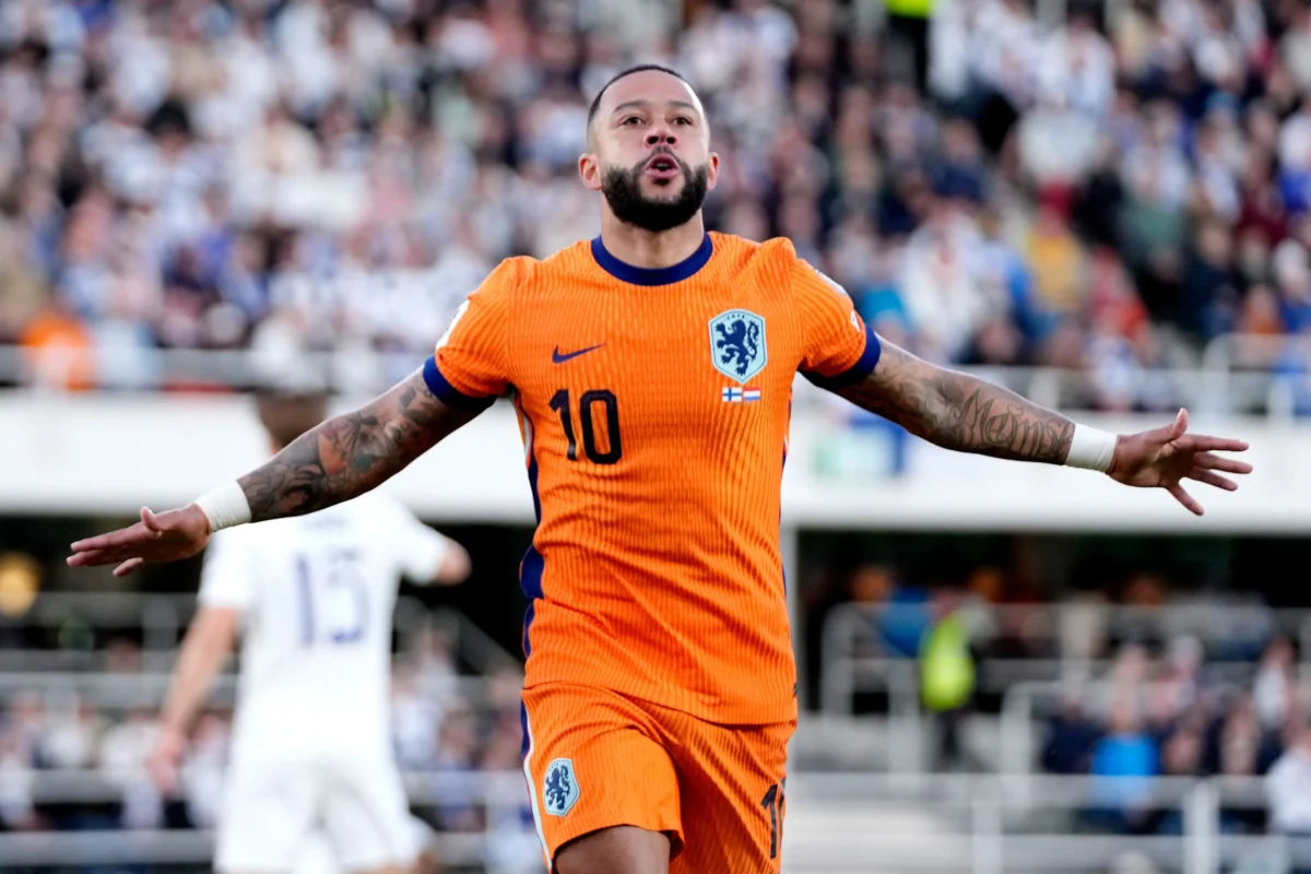 Memphis se iguala a Van Persie na artilharia holandesa e retorna ao Corinthians