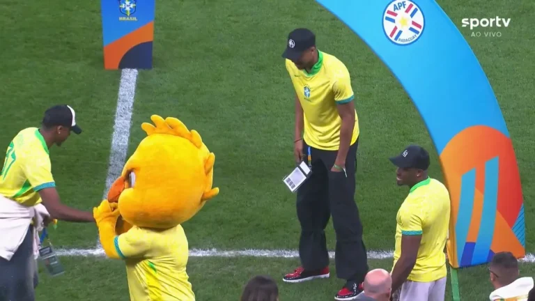 Giannis Antetokounmpo no gramado: embaixadinhas em jogo Brasil x Paraguai