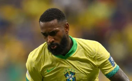 Ancelotti afasta Gerson do Flamengo em Brasil x Paraguai e tem decisão aprovada pela torcida online