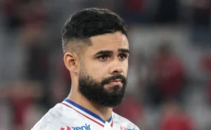 Felipe Jonatan treina à parte no Santos e tem momento exibido antes de duelo com o Fortaleza
