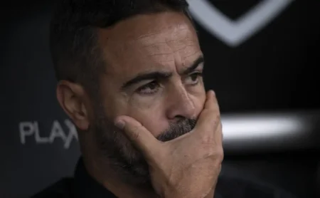 Artur Jorge fala sobre possível parceria com John Textor no Botafogo.