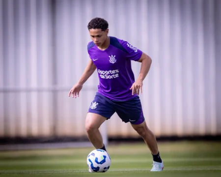 Promessas da base impressionam Dorival: treinam com a Seleção e podem reforçar o Corinthians.