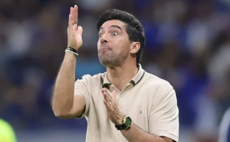 Abel Ferreira adverte elenco do Palmeiras sobre desatenção e se irrita com erros