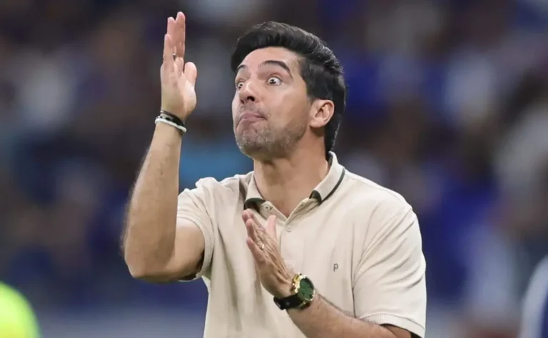 Abel Ferreira adverte elenco do Palmeiras sobre desatenção e se irrita com erros