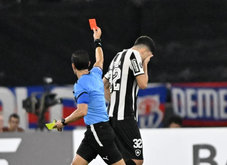 Suspensão de Jair: Dois jogos após expulsão em Botafogo x Universidad de Chile na Libertadores