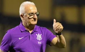 Corinthians busca Denílson após aprovação de Dorival Júnior
