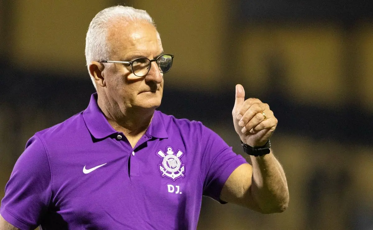 Corinthians busca Denílson após aprovação de Dorival Júnior