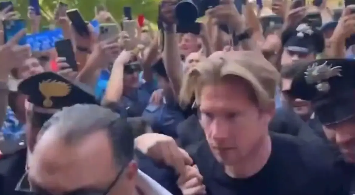 De Bruyne Chega a Nápoles para Exames Médicos e Encontro com Torcedores: Veja o Vídeo
