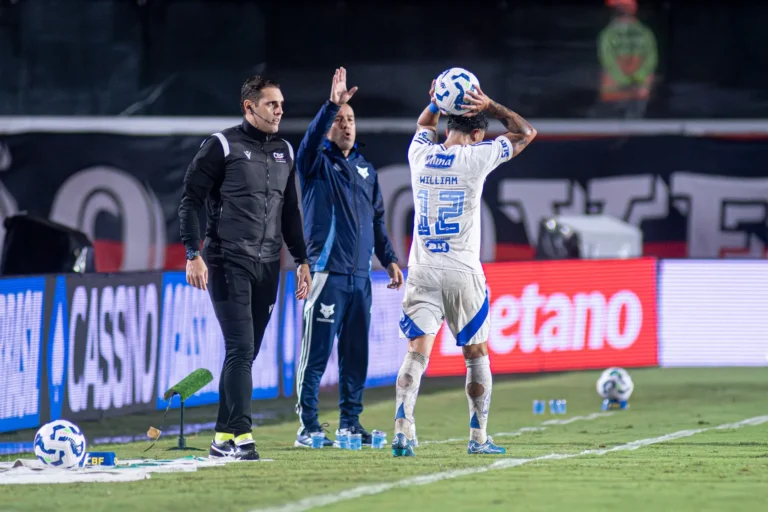 Treinador do Cruzeiro critica gramado e contesta expulsão de Eduardo: "Acidente de trabalho"