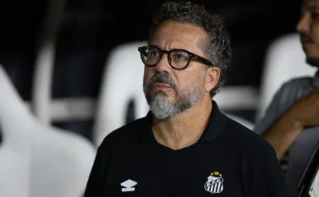 Cleber Xavier exalta o Santos, comemora vitória e ressalta evolução de Rollheiser no Campeonato Brasileiro