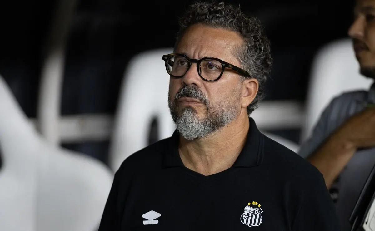 Cleber Xavier exalta o Santos, comemora vitória e ressalta evolução de Rollheiser no Campeonato Brasileiro
