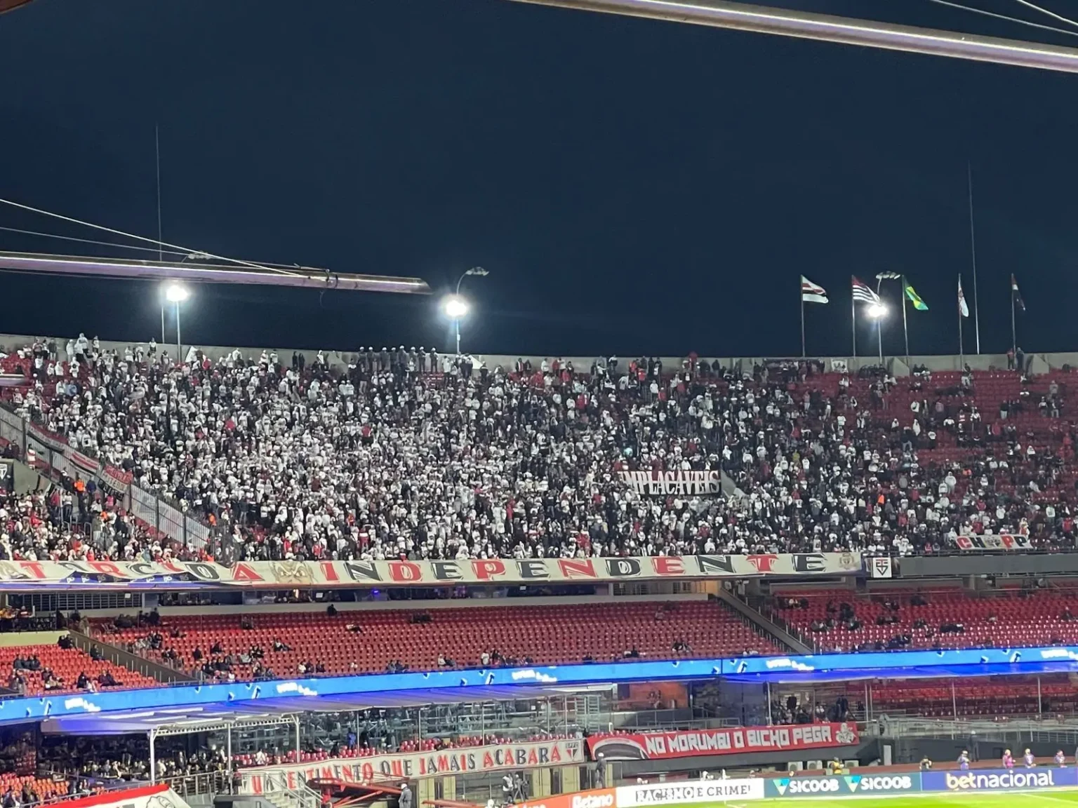 São Paulo Vaiado: Torcida Protesta Após Derrota para o Vasco