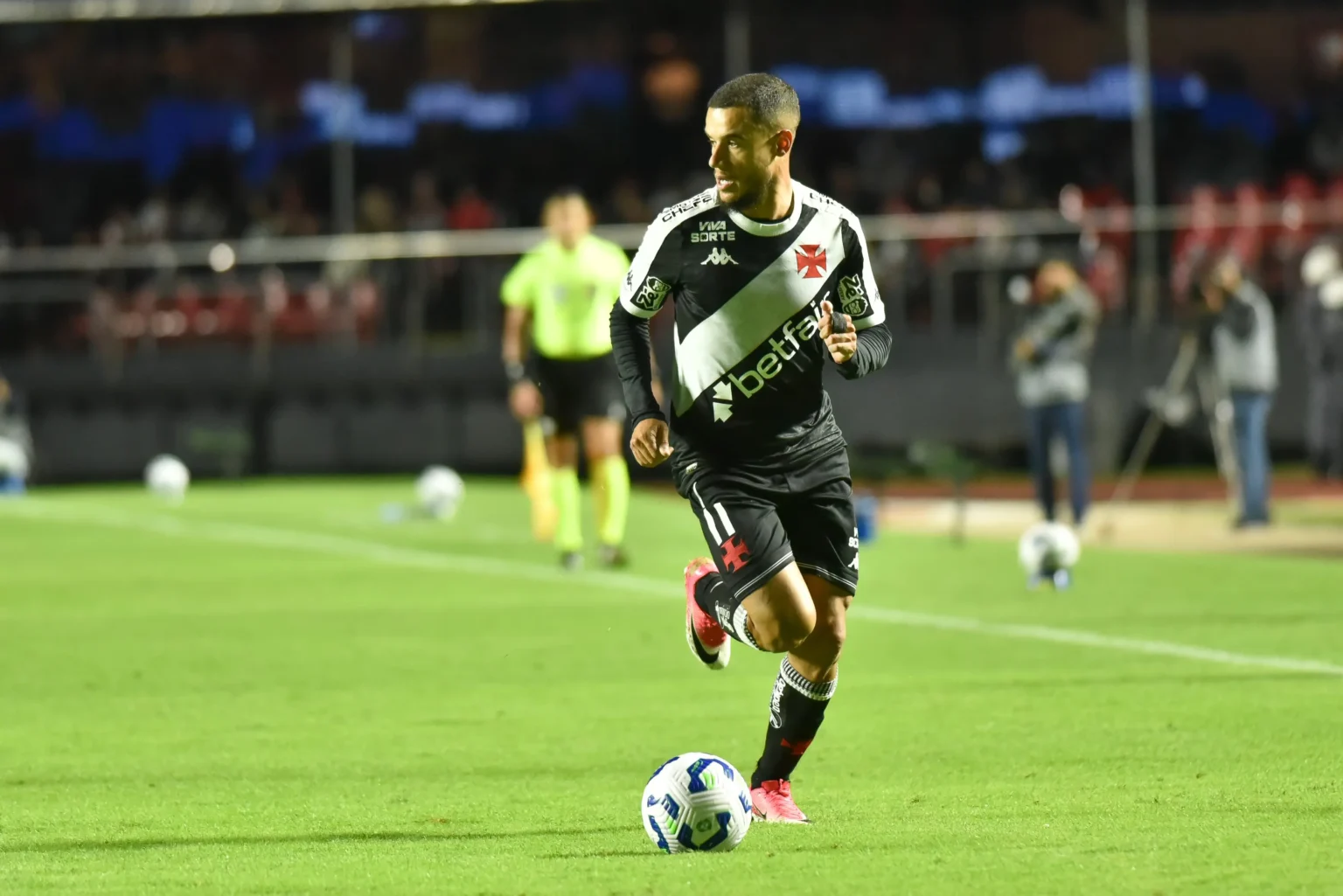 Coutinho comemora desempenho, exalta Diniz e sinaliza continuidade no Vasco: "Semana propícia para negociações"