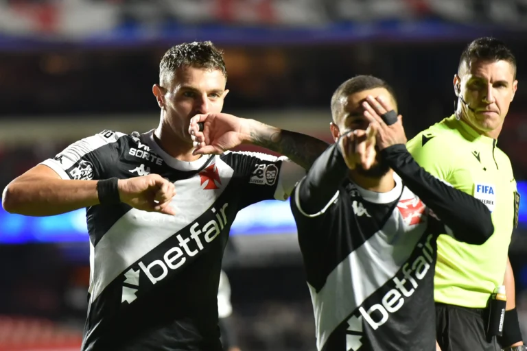 Vegetti pressiona Coutinho para permanecer no Vasco, tece elogios e faz piada: "Se não ficar, vou matá-lo"