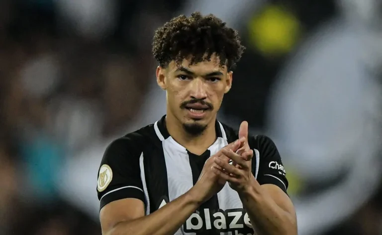 Grêmio e Lyon negociam futuro de Adryelson: empréstimo ou compra?