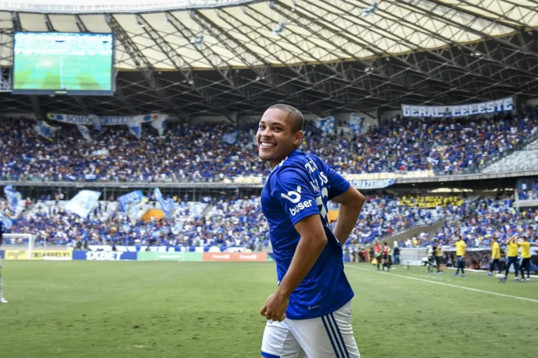 Vitor Roque: Retorno ao Cruzeiro e a Luta por Espaço no Palmeiras