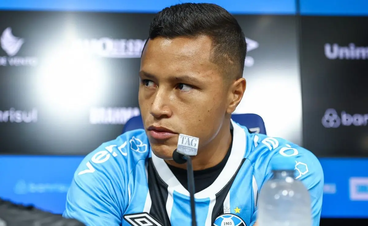 Marlon critica gramado da Arena e expõe dificuldades do Grêmio