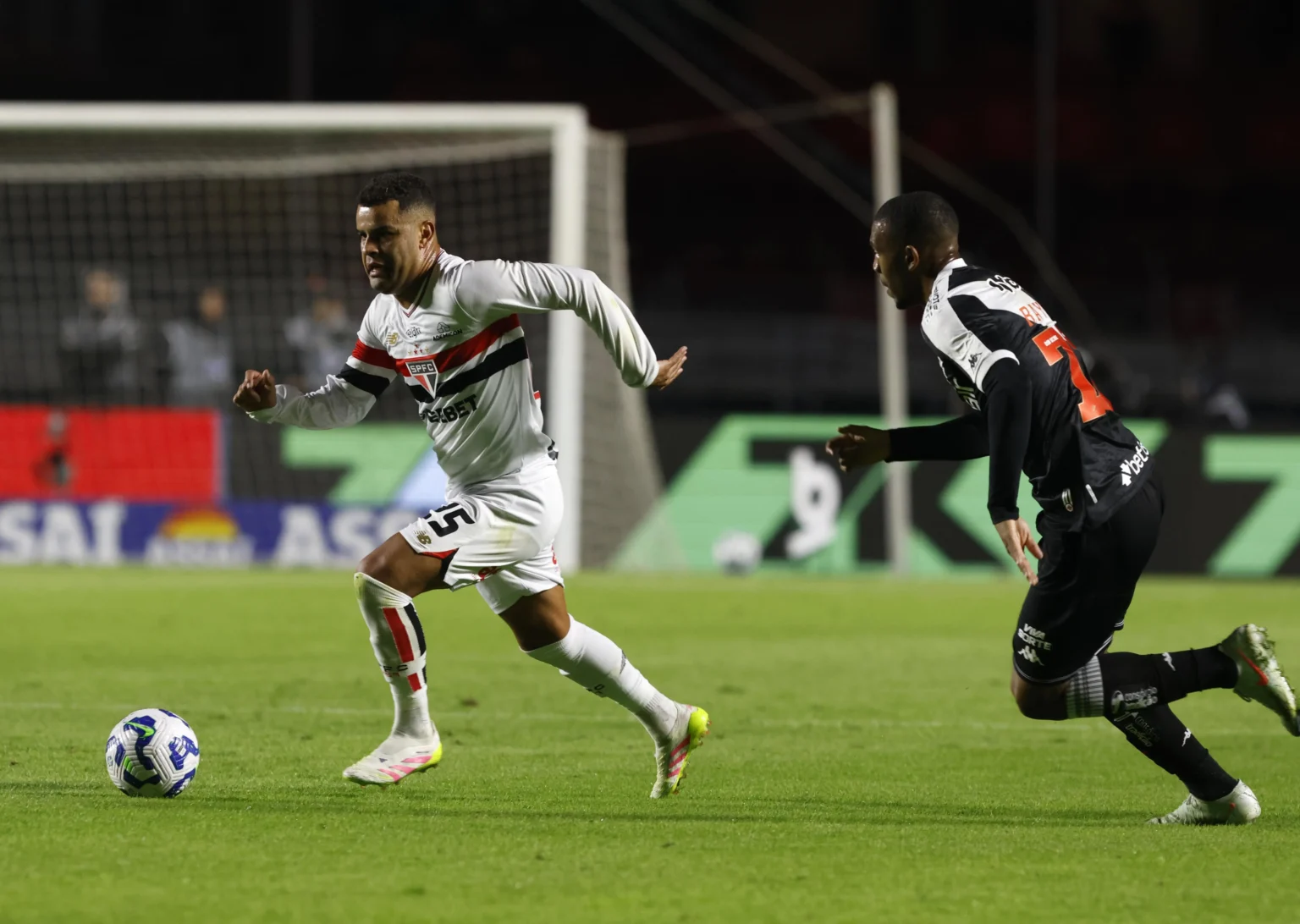 Alisson demonstra apoio a Luis Zubeldía no São Paulo: "Dedicação ao clube"
