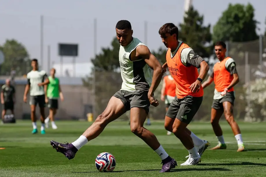 Mbappé Mostra Chuteira Exclusiva em Treino do Real Madrid Próximo ao Mundial de Clubes