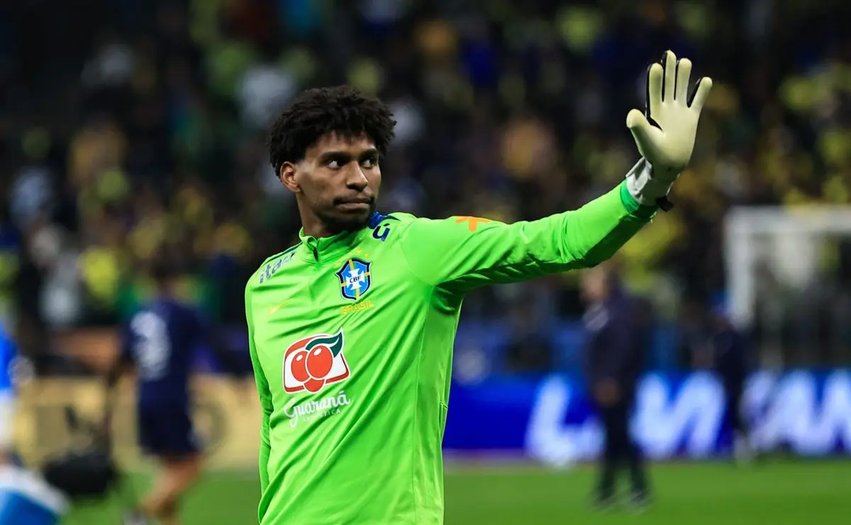 Hugo Souza Explica Controvérsia da Camisa da Seleção e Reitera Lealdade ao Corinthians