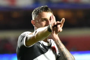 Vegetti alcança Élton e entra no top-3 de artilheiros do Vasco no século XXI; confira o ranking