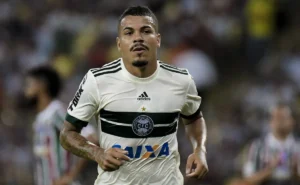 Thiago Carleto, ex-jogador de Santos e São Paulo, é preso por dívida de pensão alimentícia de R$ 300 mil.
