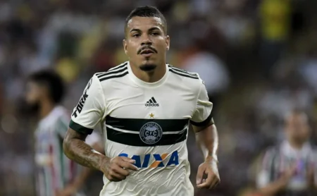 Thiago Carleto, ex-jogador de Santos e São Paulo, é preso por dívida de pensão alimentícia de R$ 300 mil.
