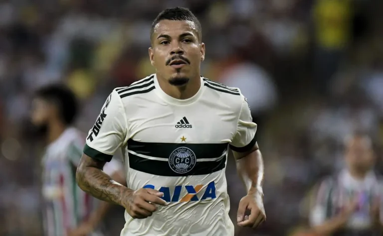 Thiago Carleto, ex-jogador de Santos e São Paulo, é preso por dívida de pensão alimentícia de R$ 300 mil.