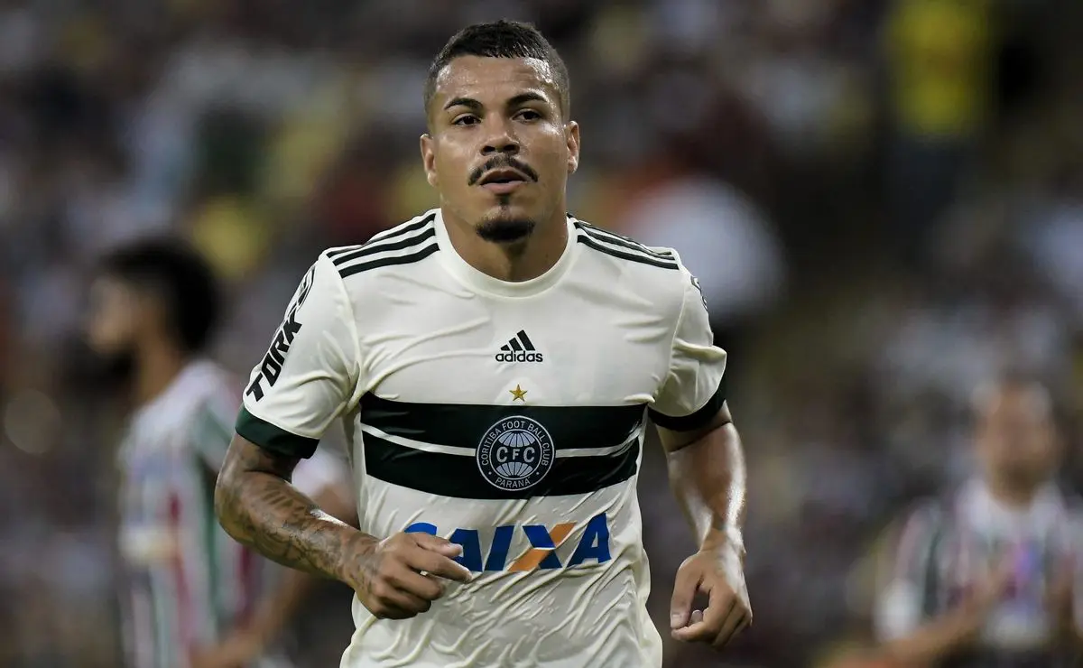Thiago Carleto, ex-jogador de Santos e São Paulo, é preso por dívida de pensão alimentícia de R$ 300 mil.