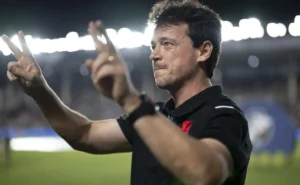 Diniz aprova: Vasco negocia com Sérgio Peña, meia da seleção peruana