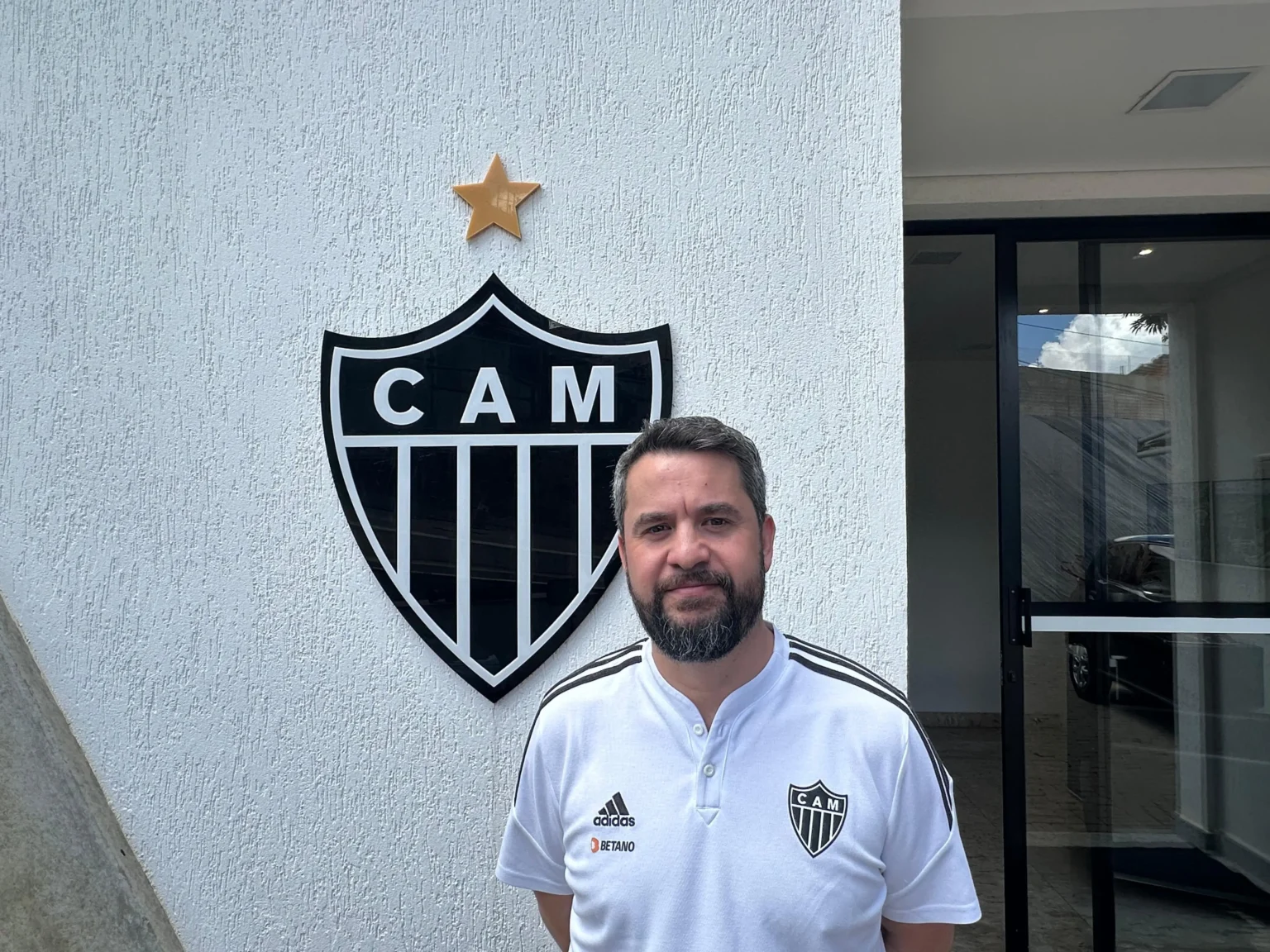 Saída de gerente de mercado do Atlético-MG: aceitação de proposta estrangeira