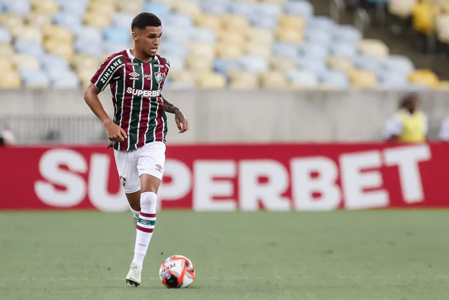 Riquelme Felipe Realiza Sonho nos EUA e Comenta Concorrência com Soteldo