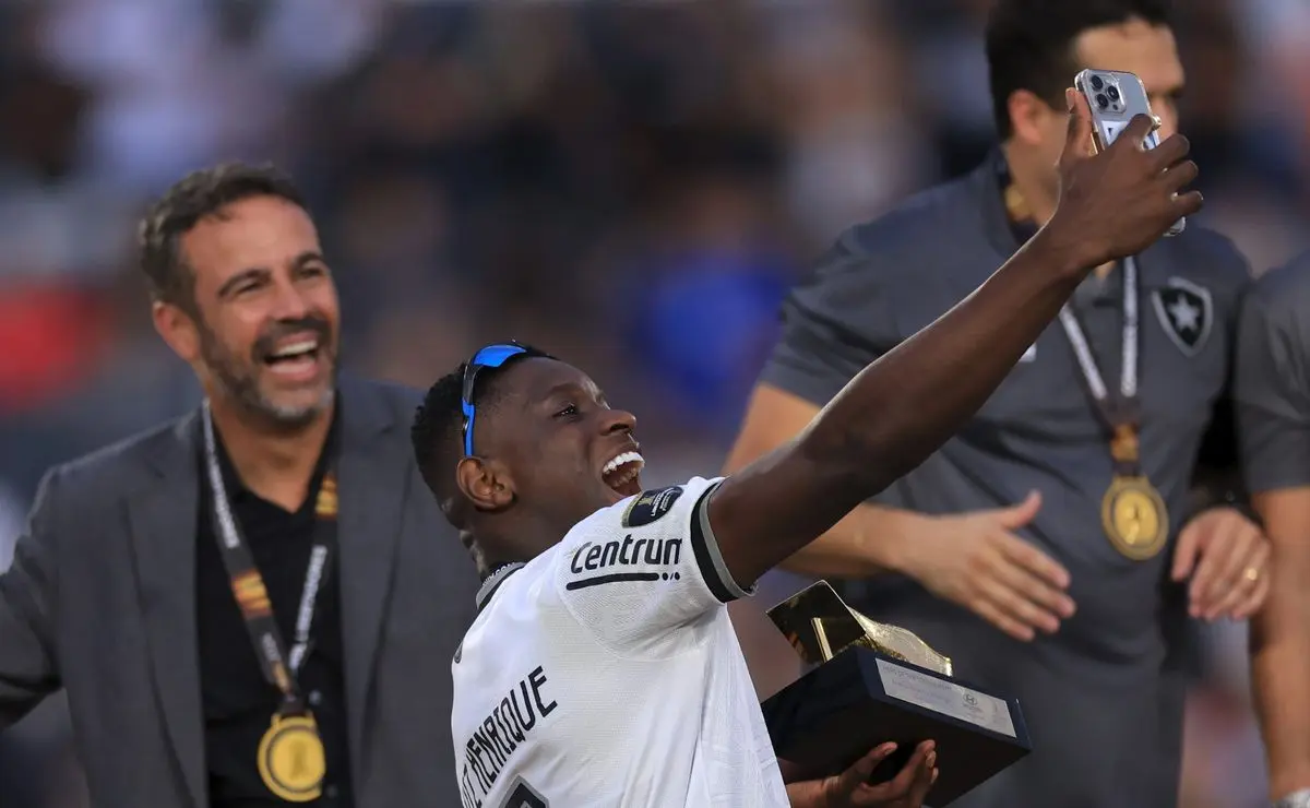 Artur Jorge recebe elogios de Luiz Henrique em meio a críticas a Textor: "Nos adversários já batia o medo"